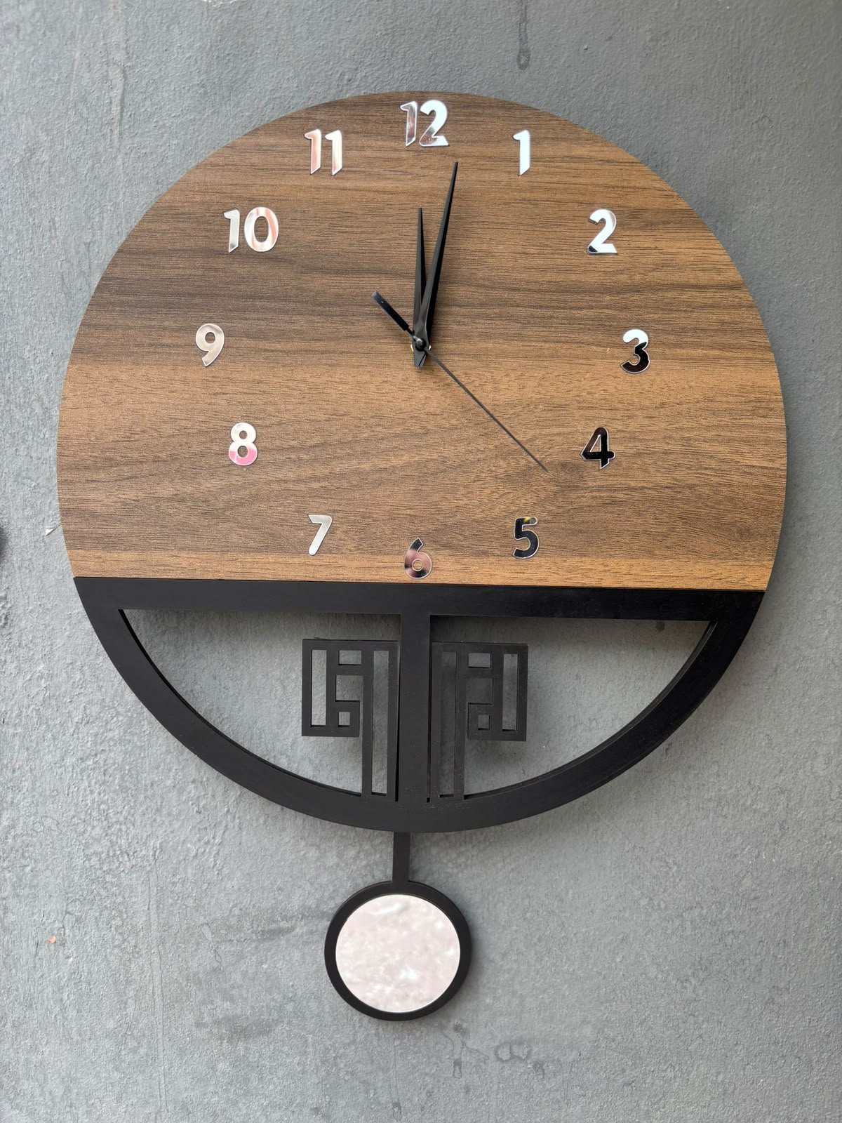 Doğal Ahşap Görünümlü Sessiz Duvar Saati – Modern Sarkaçlı Ev Dekor Saati 40x65 CM